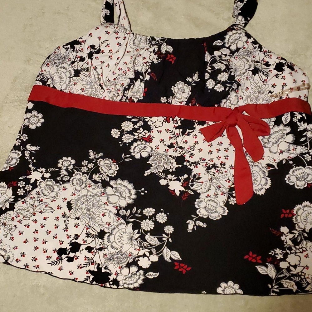 Plus size sleeveless blouse. 30/32